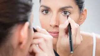 Bananowy eyeliner wraca do łask. Jak wykonać modny makijaż w stylu Twiggy Lawson?