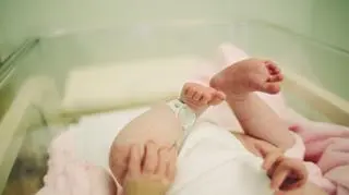 Dziewczynka w oknie życia. Znaleziono przy niej wyjątkowy przedmiot