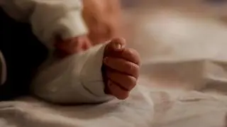 Urodziła dziecko na chodniku. Poród przyjęła przypadkowa kobieta. "Już było widać główkę"