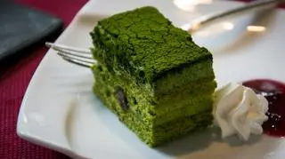 Matcha brownie podbija sieć. Jak przygotować to smaczne ciasto? 