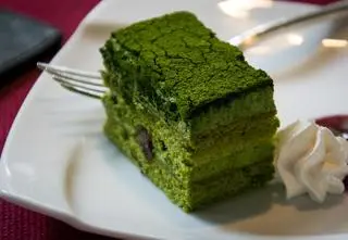 Matcha brownie podbija sieć. Jak przygotować to smaczne ciasto? 