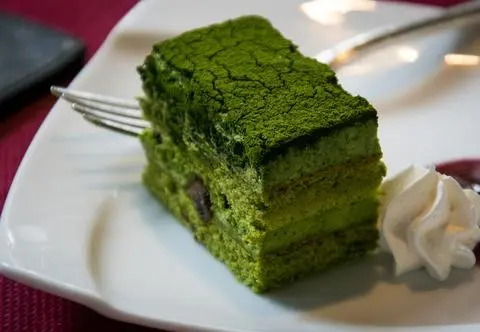 Matcha brownie podbija sieć. Jak przygotować to smaczne ciasto? 