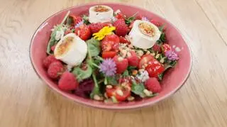 Francuska sałatka z pieczonego koziego sera i malin