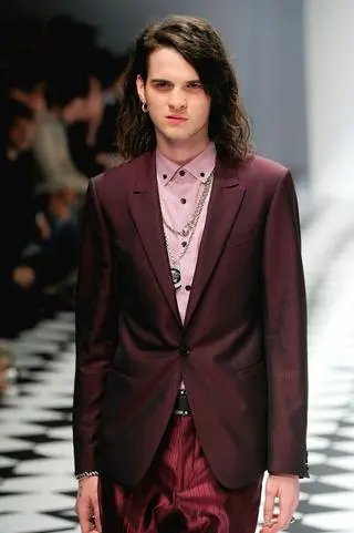 Jethro Lazenby na wybiegu Versace w 2010 roku