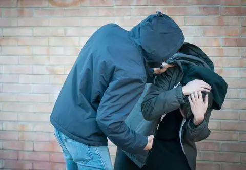 15-letni chłopiec torturowany przez młodych mężczyzn