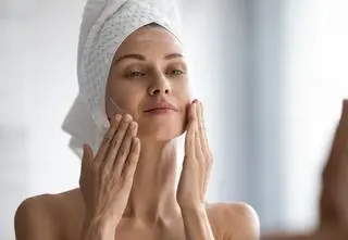 Dry cleansing, czyli mycie twarzy na sucho. Czy warto wypróbować tę metodę? 