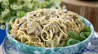 Jednogarnkowe spaghetti z pieczarkami i pesto
