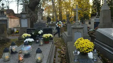 Ile kosztuje sprzątanie grobów przed Wszystkimi Świętymi? Ceny sięgają 450 zł