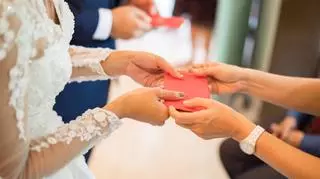 Ile włożyć do koperty na ślub w 2023 roku? Wyniki polskiego badania
