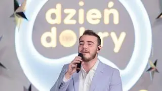 Krystian Ochman w świątecznym klimacie. Na naszej scenie zaśpiewał "Christmas Vibes"
