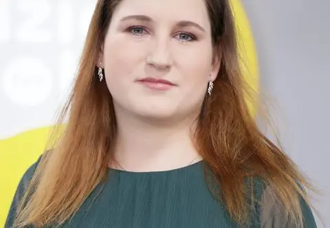 Od urodzenia żyje z wirusem HIV. Jest szczęśliwą mamą i żoną