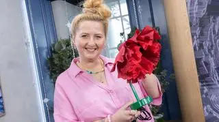 Lampa z odzysku. Jak wyczarować świecącą ozdobę z butelki i kartek papieru?