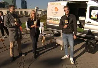 Mobilny gabinet terapeutyczny stanął pod Pałacem Kultury i Nauki. "Mamy prawo prosić o pomoc"