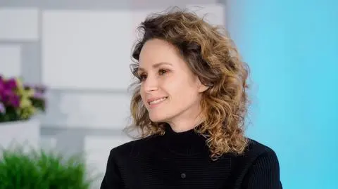 Monika Mrozowska karmi syna piersią