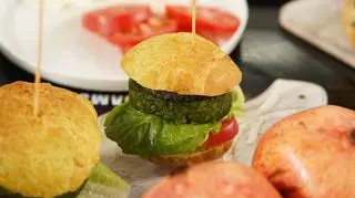 Wegański burger z soczewicy - pyszny zamiennik tradycyjnego hamburgera