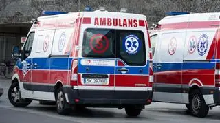 Kobieta w podeszłym wieku potrzebowała pomocy. Karetka nie mogła dotrzeć na miejsce 