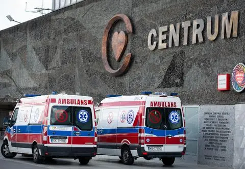 Kobieta w podeszłym wieku potrzebowała pomocy. Karetka nie mogła dotrzeć na miejsce 
