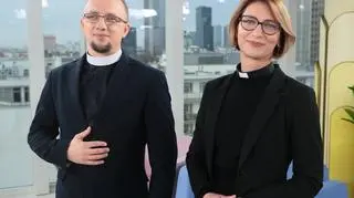 Kobieta przy ołtarzu