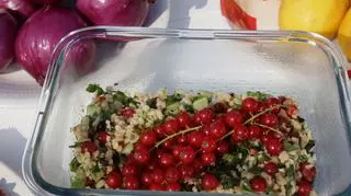 Arabska sałatka z czerwoną porzeczką, która idealnie sprawdzi się w upalne dni. Jak ją przygotować?