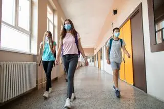 Uczniowie na przerwie 