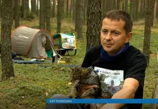 Ruszył w podróż z kotem. Chce nagłośnić zbiórkę pieniędzy na operację Kingi