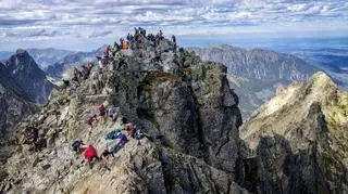 Szkodliwy trend wśród turystów zdobywających Rysy. "Pozostawiona na szczycie staje się śmieciem"