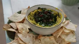 Fava, czyli pasta z groszku z dodatkiem curry, z prażonymi rodzynkami i przyprawami