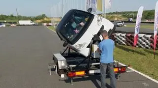 Co się dzieje podczas dachowania? Tych rzeczy nie można trzymać luzem w aucie