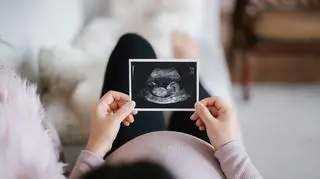 Usunęła ciążę, więc szwagier kazał jej oddać prezenty dla dziecka