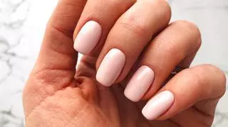 Milk nails to piękny i stylowy manicure. Pokochają go minimalistki 