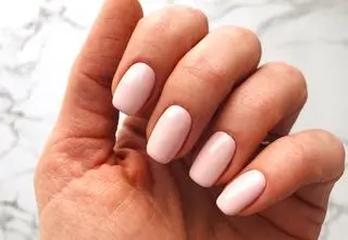 Milk nails to piękny i stylowy manicure. Pokochają go minimalistki 