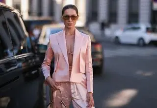 Pomysły na modny monochrome outfit. Na czym polega fenomen jednokolorowych stylizacji?