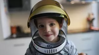 Chłopiec w przebraniu astronauty.