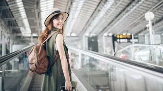 Wygodna i stylowa podróż. Jakie ubrania sprawdzą się w samolocie i innych środkach transportu?