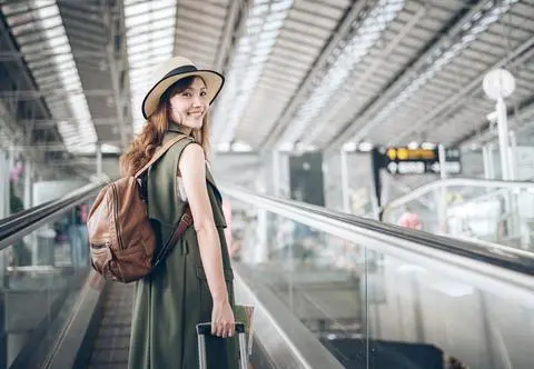 Wygodna i stylowa podróż. Jakie ubrania sprawdzą się w samolocie i innych środkach transportu?