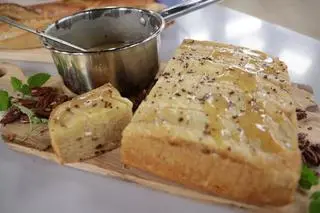 Ciasto bananowe z sosem rumowym