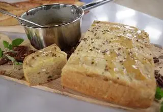 Ciasto bananowe z sosem rumowym, czyli walentynkowy deser Grzegorza Zawieruchy