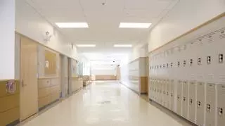 Niebezpieczne zdarzenie w szkole. "16-latek zaatakował nożem do tapet"