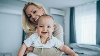 Po porodzie zrezygnowała z pracy, ale wynajęła nianię na pełen etat. "Daje mi energię, aby być najlepszą mamą"