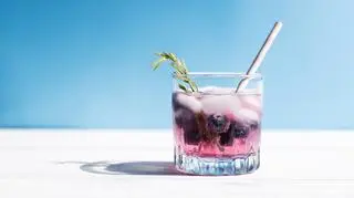 Lemoniada jagodowa podbija TikToka. Jak ją przygotować?