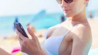 Lubisz przeglądać telefon na plaży? Możesz trwale uszkodzić wzrok