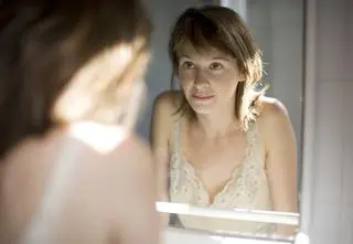 Po 25. roku życia skóra staje się dojrzała. Jak spowolnić proces starzenia?