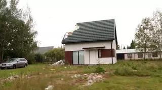 "Uwaga! TVN". Starsza kobieta wynajęła koparkę i zniszczyła nowy dom sąsiada