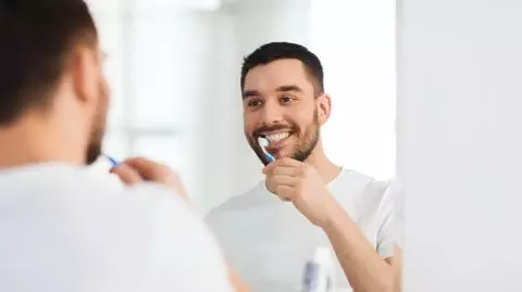 Mężczyzna, który myje zęby 
