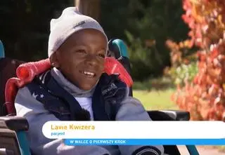 11-latek z Afryki nigdy nie stanął na własnych nogach. Dzięki polskim lekarzom ma na to szansę