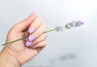 Lawendowy manicure - oryginalny trend w wiosennej stylizacji paznokci