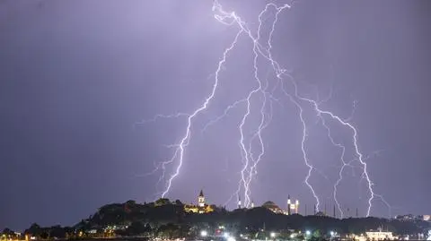 Alerty RCB na poniedziałek, 17 lipca. Gdzie będzie burza?