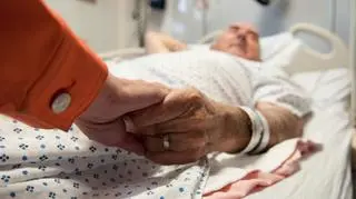 Ukrywała przed ojcem, że ma guzy w mózgu. Psycholog wyjaśnia, czy to dobra decyzja