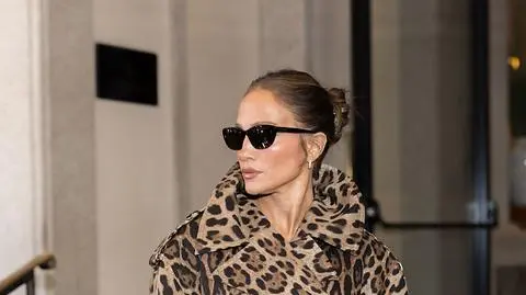Jennifer Lopez zachwyca jesiennym manicure. Postawiła na "Chai Latte" Nails 