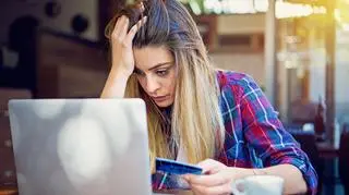 osoba, która pracuje na komputerze 